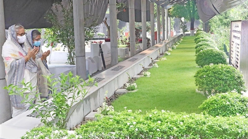 বনানীতে স্বজনদের কবর জিয়ারত করলেন প্রধানমন্ত্রী