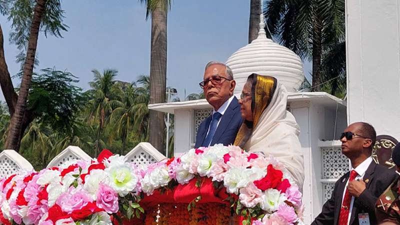 রাজসিক সংবর্ধনার পর নিকুঞ্জের বাসভবনে আবদুল হামিদ