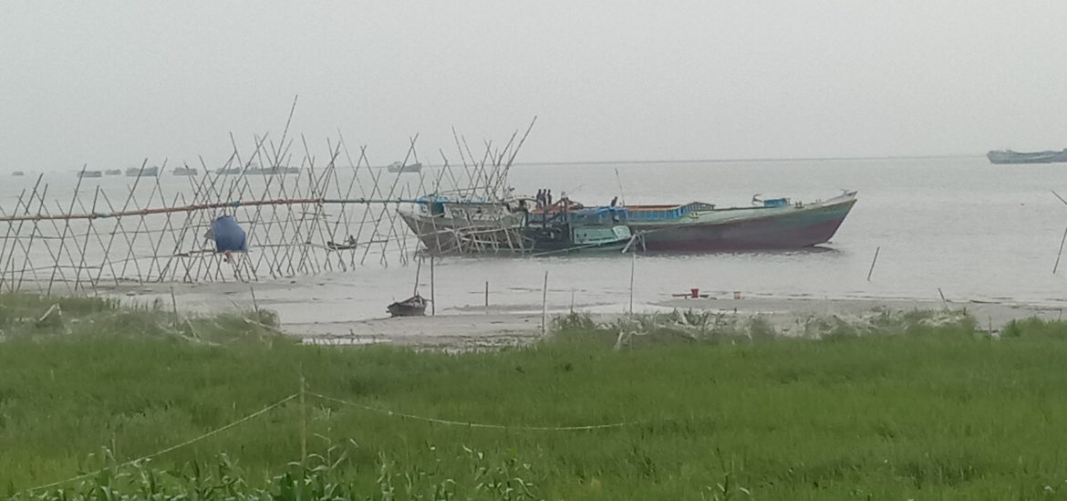 লৌহজংয়ে অবৈধ ড্রেজার দিয়ে কৃষিজমি ও জলাশয় ভরাট।