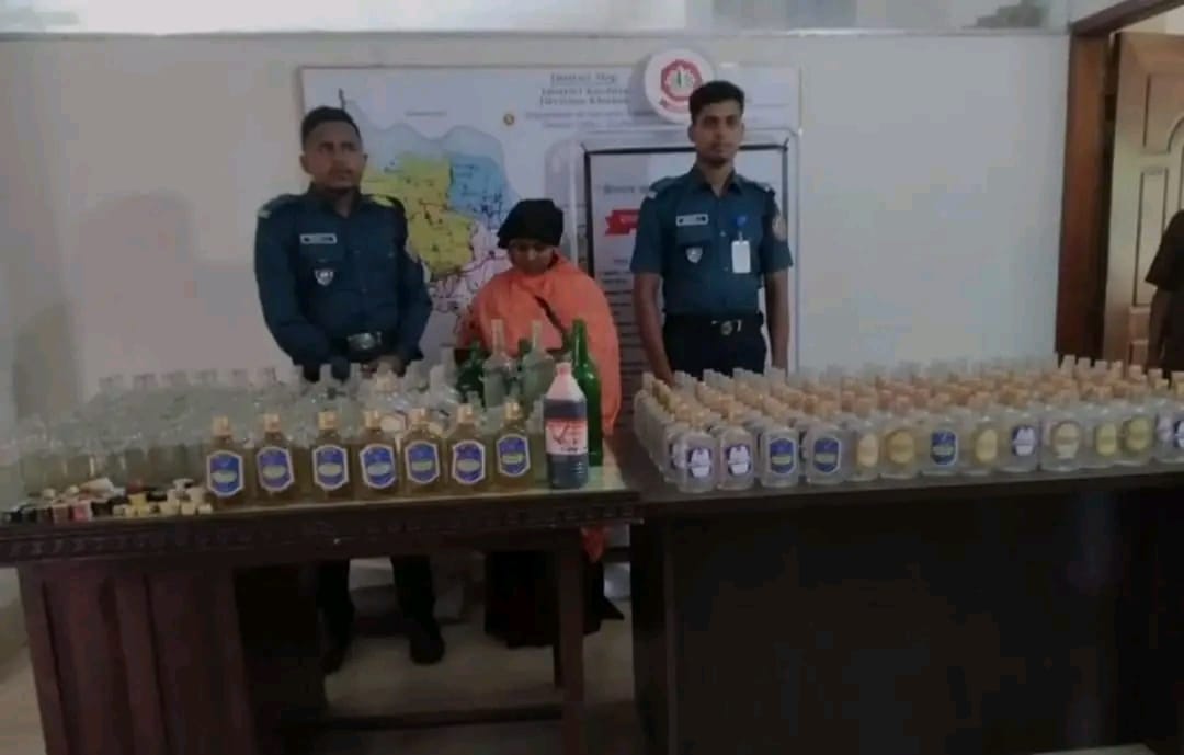 কুষ্টিয়ার বড় আইলচারা গ্রামের নারী মাদক কারবারি ভেজাল মদসহ গ্রেফতার