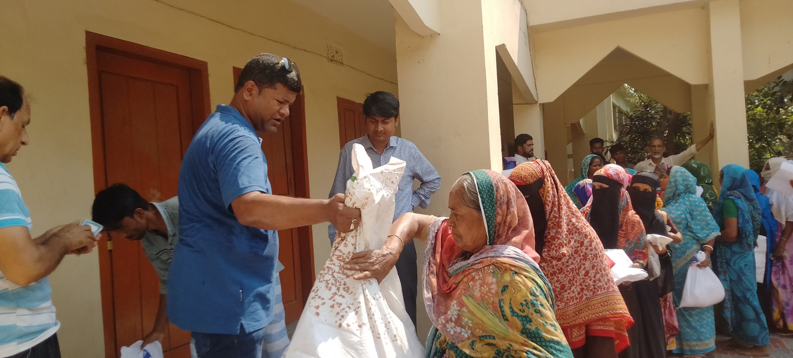 তিতাসের বলরামপুর ইউনিয়নের তালিকা ভুক্ত কার্ড ধারীদের মধ্যে টিসিবির পণ্য বিক্রি