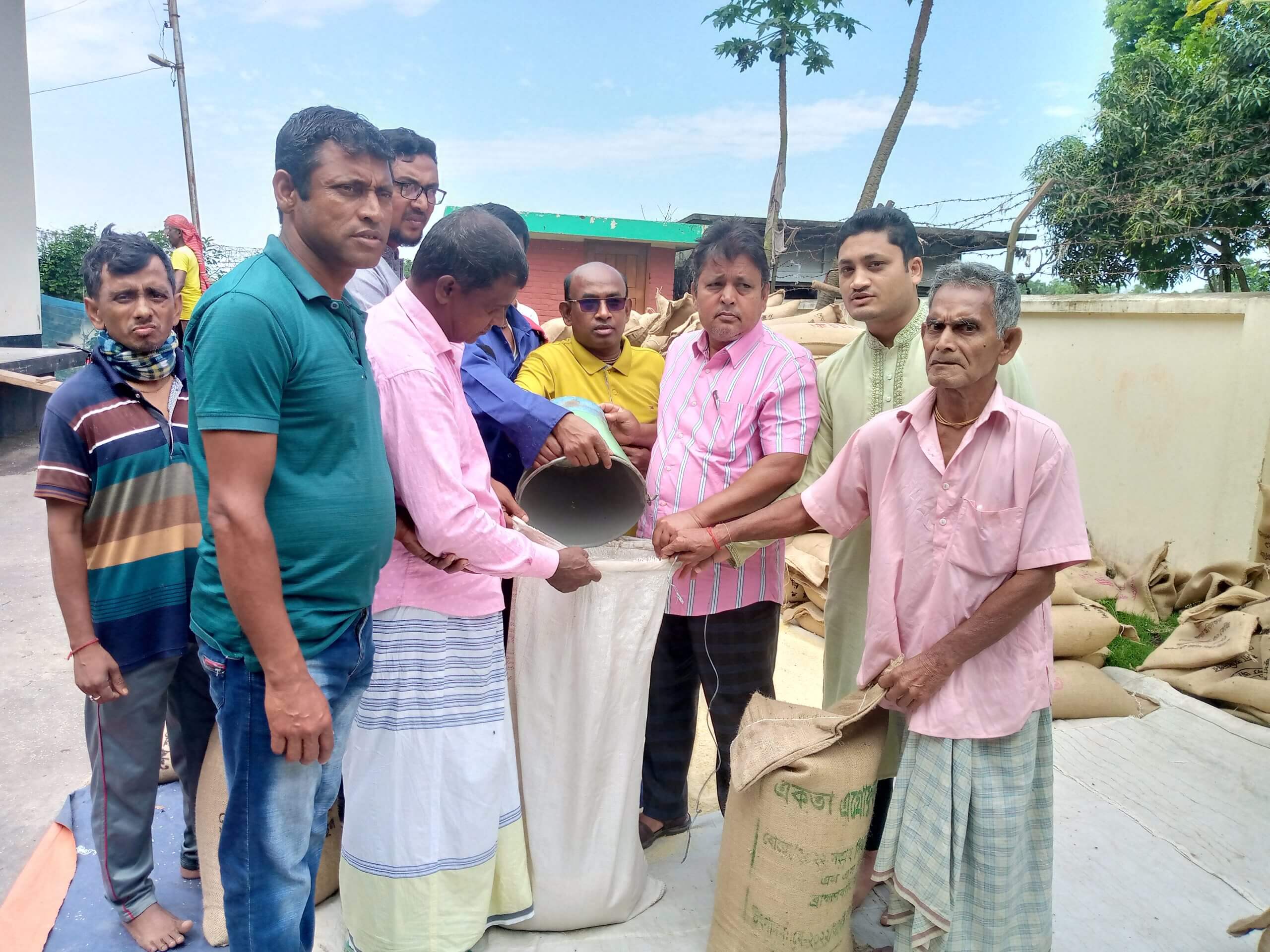 মতলব নায়েরগাঁও দক্ষিণ ইউনিয়নের নিবন্ধিত জেলেদের মাঝে চাল বিতরণ