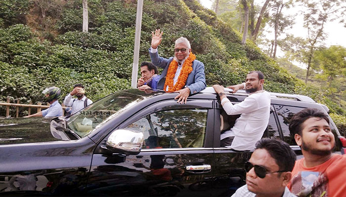 লন্ডন থেকে ফিরে আরিফ বললেন, দুই-চার দিনের মধ্যে ‘সংকেত’ জানাব