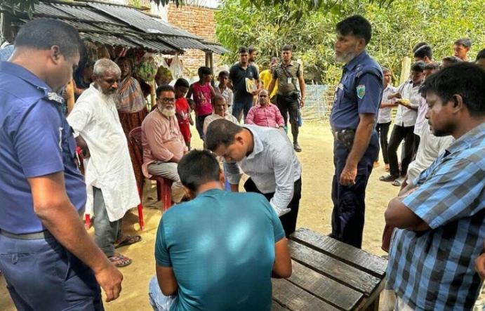 নওগাঁর সাপাহারে মোবাইল কোর্ট অভিযানে জেল ও জরিমানা।