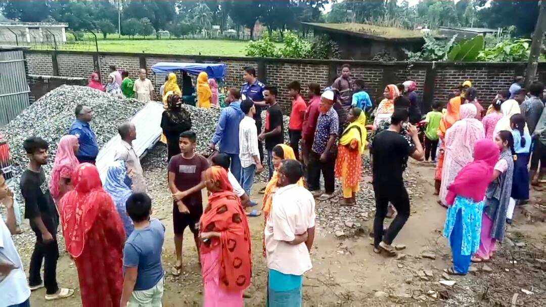 ঠাকুরগাঁয়ে বালু বাহী মাহেন্দ্র ট্রলি উল্টে শ্রমিকের মৃত্যু