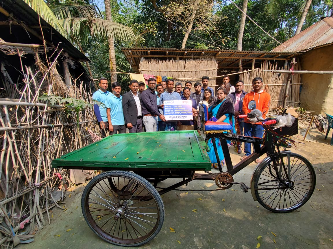 নাটোরের আলমাসের হাতে ভ্যান গাড়ির চাবি হস্তান্তর