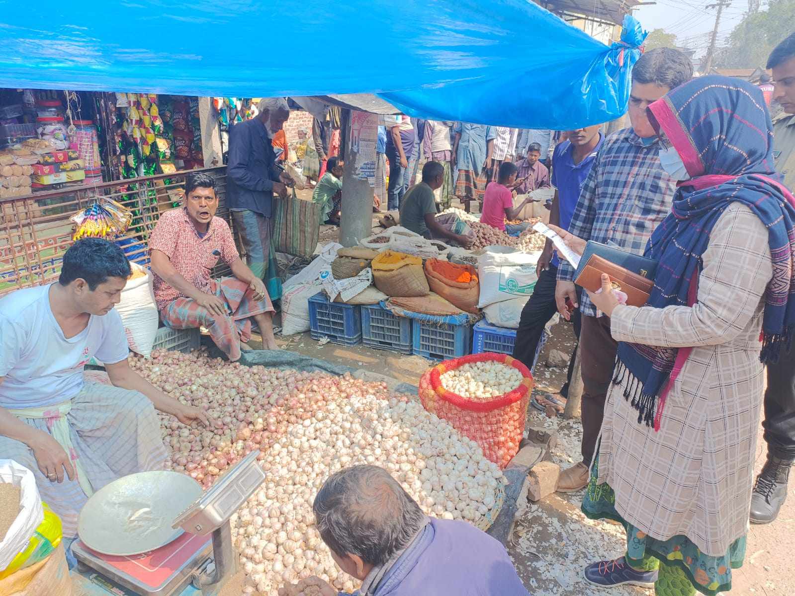 গোমস্তাপুরে (চাঁপাইনবাবগঞ্জ) লাইসেন্স বিহীন ব্যবসায়ীকে অর্থদণ্ড