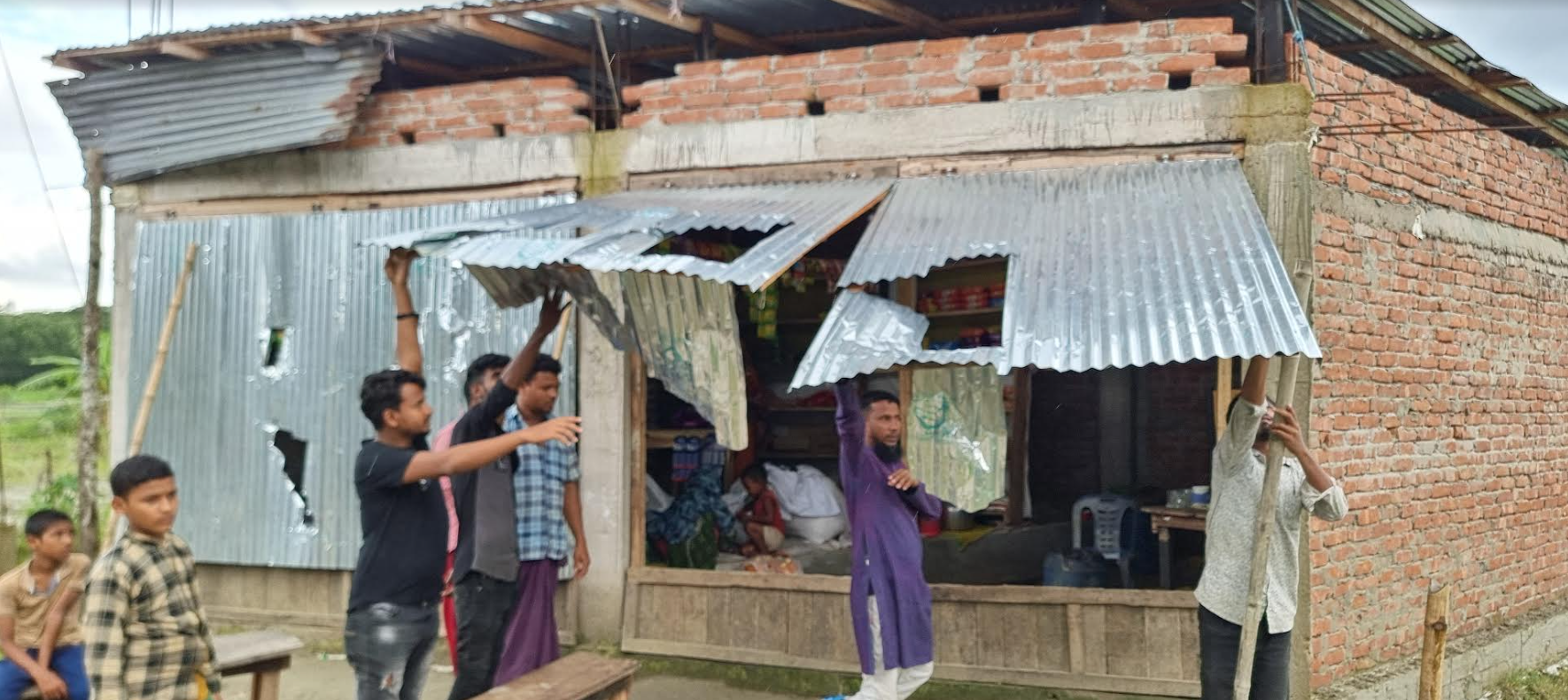 নোয়াখালীতে পুলিশের উপস্থিতিতে ব্যবসা প্রতিষ্ঠানে হামলা-ভাংচুর ও লুটপাটের অভিযোগ