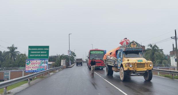 মুন্সীগঞ্জের মুক্তারপুর সেতুর টোল কমানোর দাবি শিক্ষার্থীদের।
