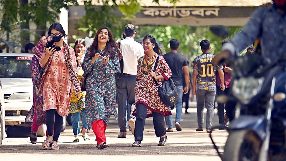 ১১২ দিন পরে ক্লাসে ঢাবি শিক্ষার্থীরা  ক্যাম্পাসজুড়ে প্রাণচাঞ্চল্য নব উৎসব