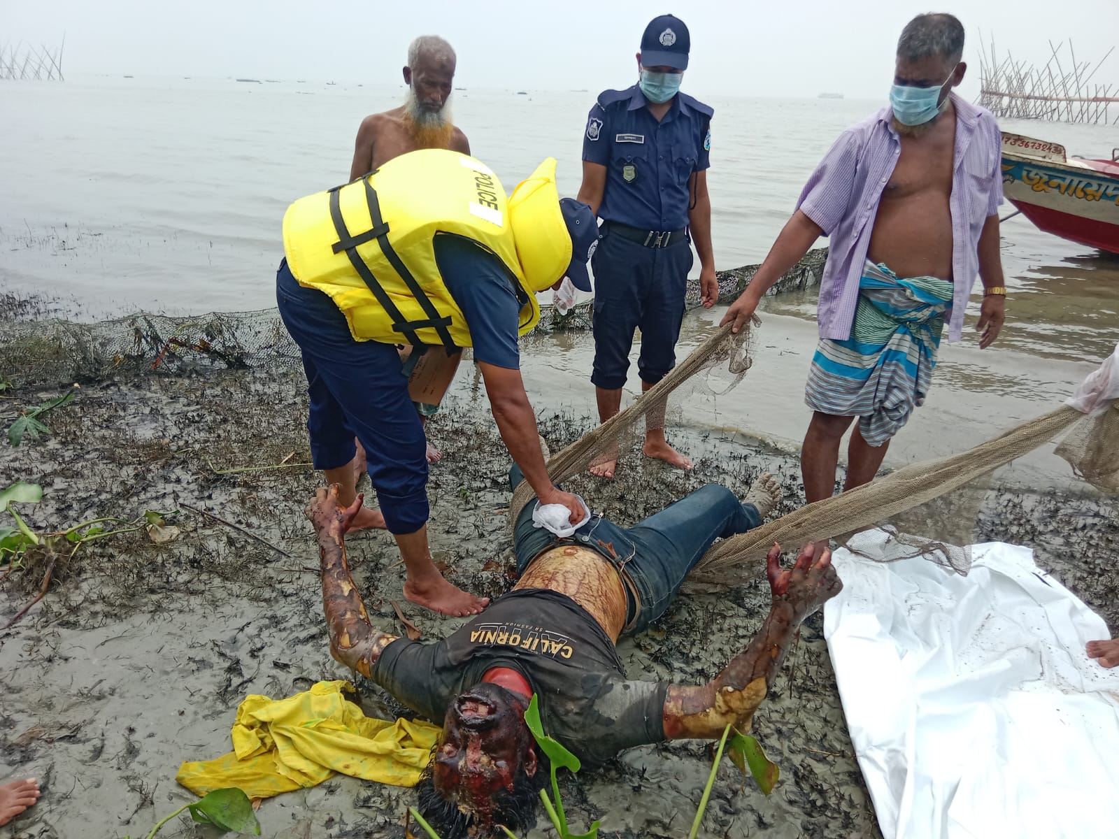 চাঁদপুরের মেঘনায় নদী থেকে অজ্ঞাতনামা যুবকের মরদেহ উদ্ধার করেছে নৌপুলিশ