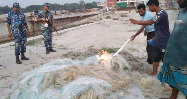 গজারিয়ায় মেঘনা নদীতে ইলিশ ধরার অপরাধে দুই জেলে আটক।