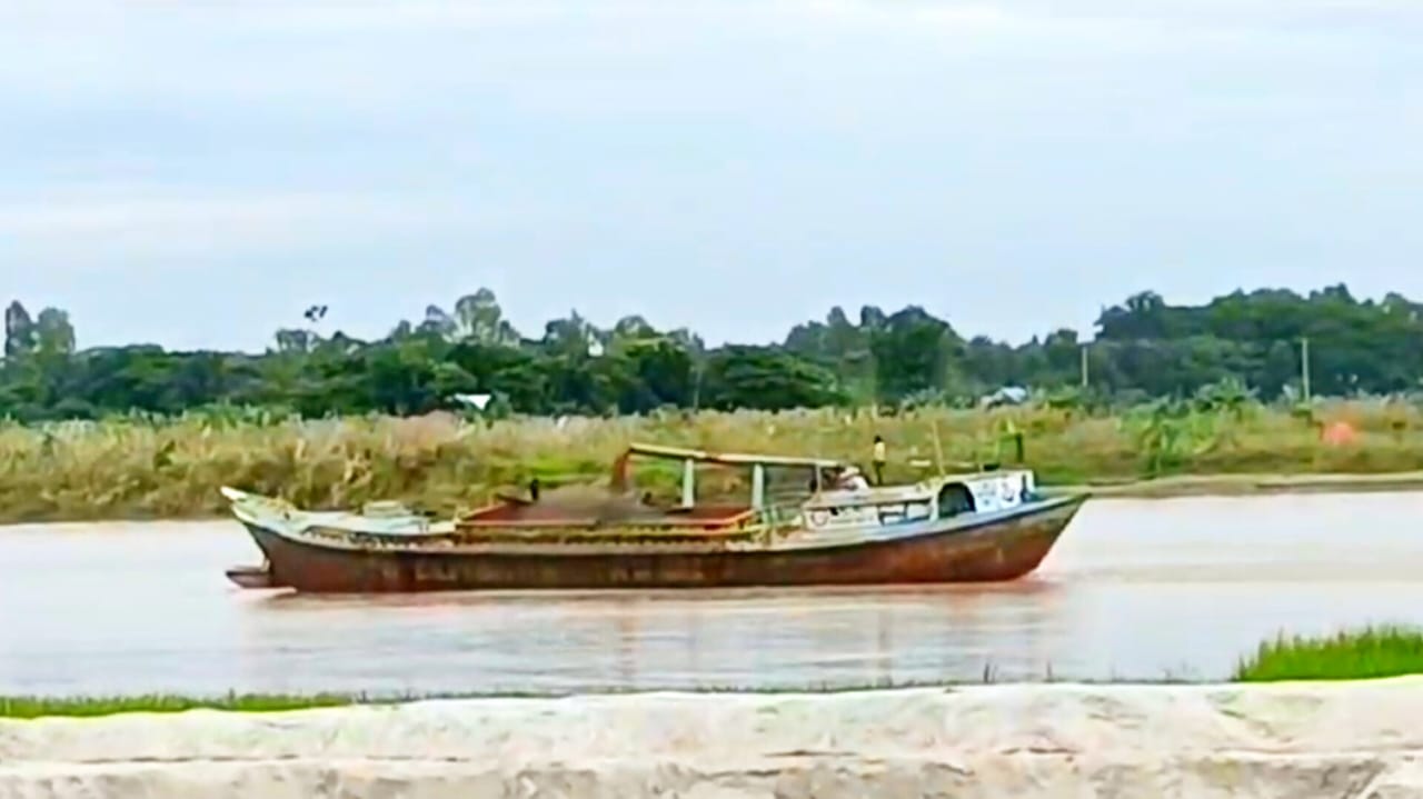 ভাঙ্গায় প্রভাবশালী মহলের অবৈধ বালু উত্তলনের মহোৎসব: সরকার হারাচ্ছে রাজস্ব,