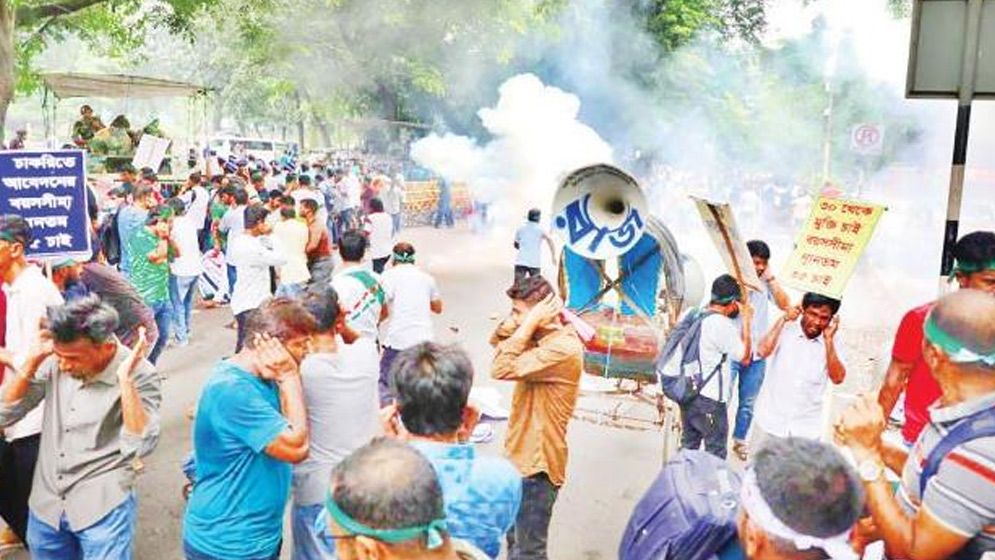 শিক্ষার্থীদের বিক্ষোভে লাঠিচার্জ টিয়ারশেল বহু আহত তীব্র যানজট