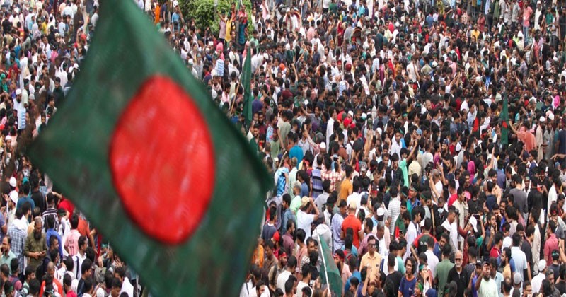 চকরিয়ায় আওয়ামীপন্থী শিক্ষা কর্মকর্তাকে ছাত্র-জনতার গণধোলাই