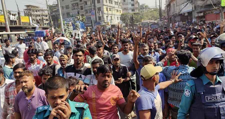 যাত্রাবাড়ীতে অটোরিকশা চালকদের সড়ক অবরোধ, পুলিশের সঙ্গে সংঘর্ষ