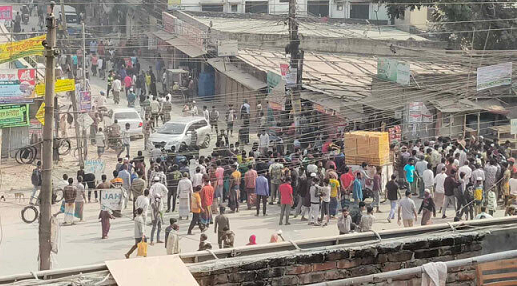 মোহাম্মদপুরে সড়ক অবরোধ, তীব্র যানজটে ভোগান্তি চরমে