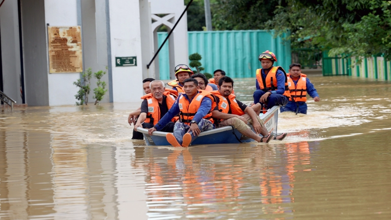 মালয়েশিয়ায় ভয়াবহ বন্যা, ৩ জনের মৃত্যু