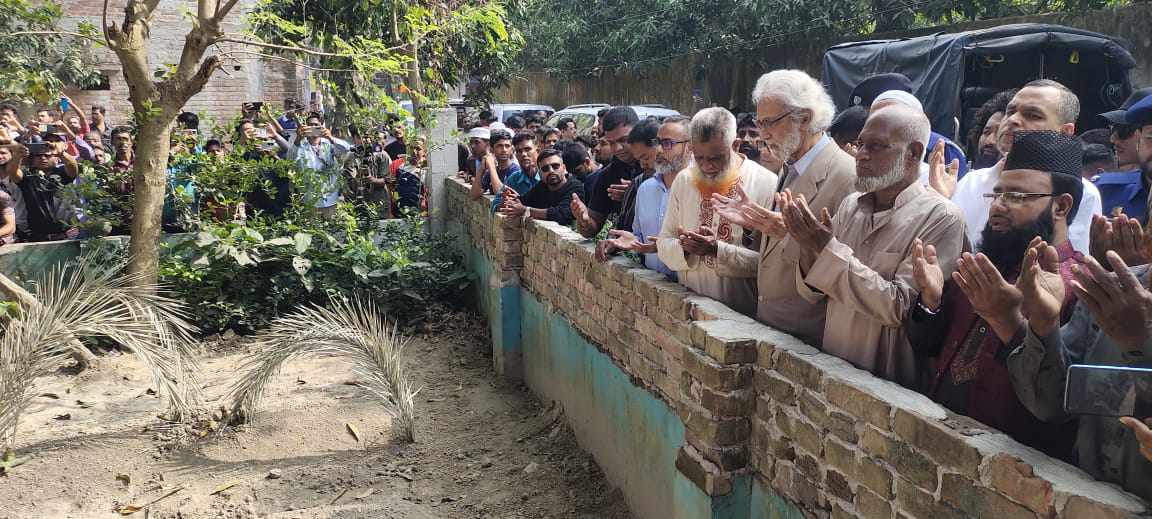 শহীদ আব্দুল্লাহ’র কবরের পাশে উপদেষ্টা এ,এফ হাসান আরিফ