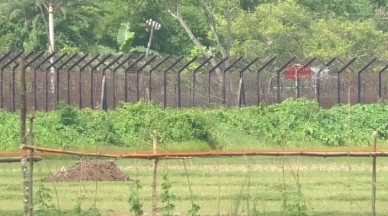 নওগাঁর ধামইরহাট উপজেলার বস্তাবর সীমান্তে বিজিবির বাধায় বন্ধ হয়েছে বিএসএফের কাঁটাতারের বেড়া নির্মাণের চেষ্টা। বর্তমানে সীমান্ত পরিস্থিতি স্থিতিশীল রয়েছে।