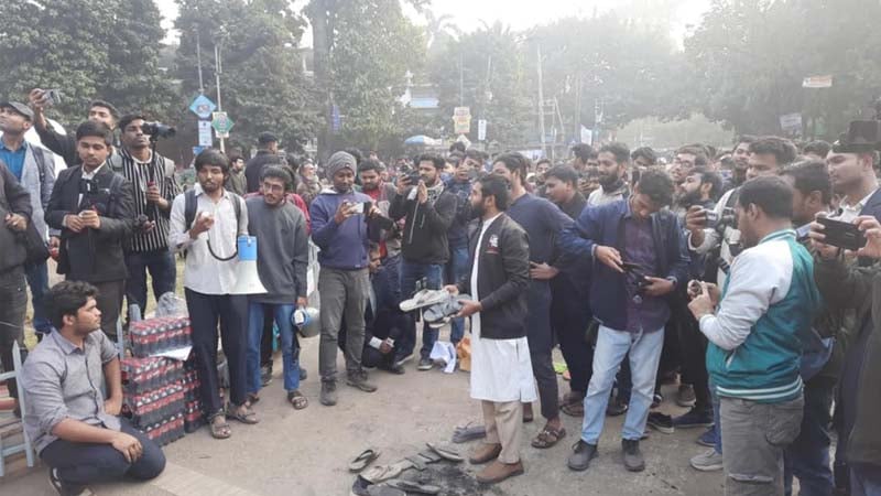 ছাত্রলীগের প্রতিষ্ঠাবার্ষিকীতে ঢাবিতে জুতা নিক্ষেপ কর্মসূচি