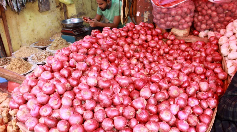 বাজারে পেঁয়াজের দামে বাড়ছে ঝাঁজ