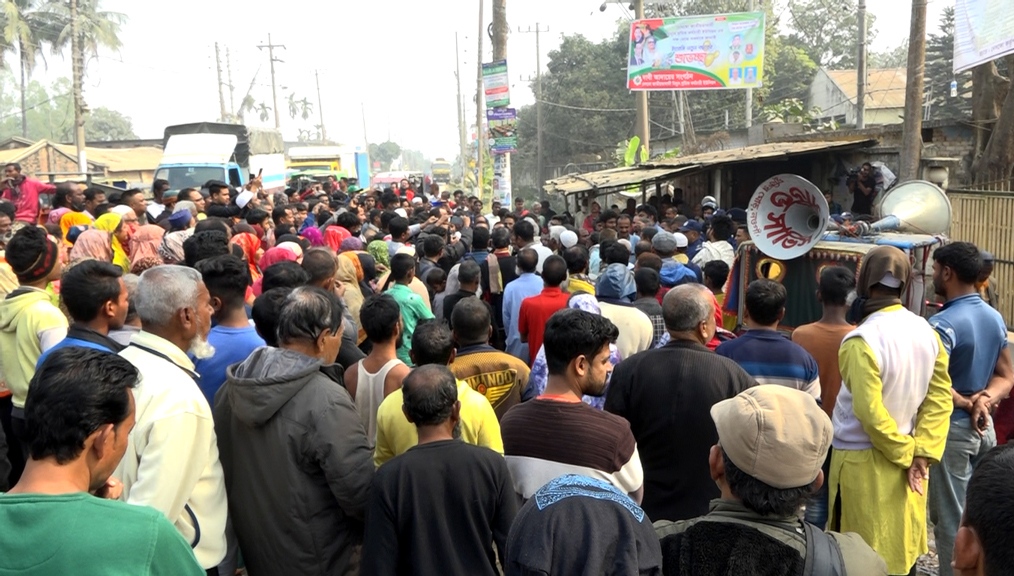 প্রিপেইড মিটার স্থগিতের দাবিতে নওগাঁয় নেসকো অফিস ঘেরাও।