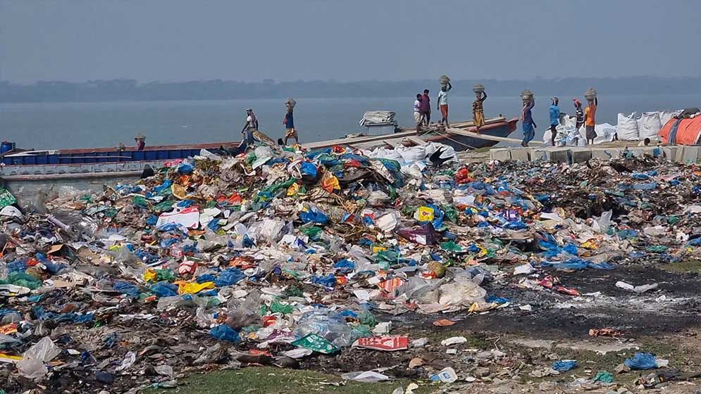 পৌরসভার বর্জ্যে হুমকিতে পায়রা নদী