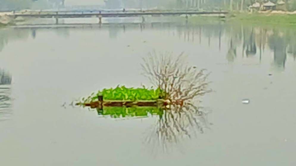 হেঁটে হজ করা দেবারের শতবর্ষী কবর নিয়ে রহস্য