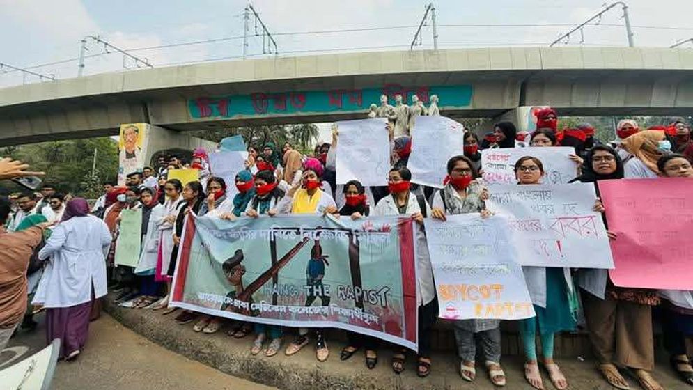 মুখে লাল কাপড় বেঁধে ধর্ষকের বিচার দাবি ঢামেক শিক্ষার্থীদের