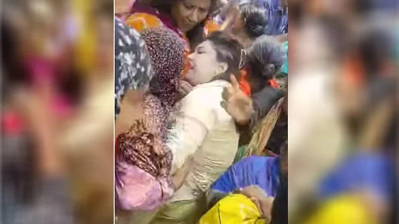নারী চিকিৎসককে টেনে-হিঁচড়ে সড়কে এনে মারধর