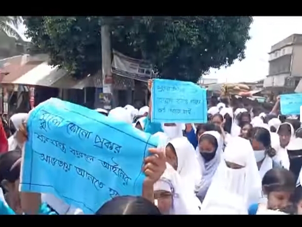 নওগাঁর আত্রাইয়ে শিক্ষকের কাছে চাঁদা দাবী দুর্বৃত্তদের বিচার দাবীতে প্রতিবাদ মিছিল করেছে শিক্ষার্থীরা
