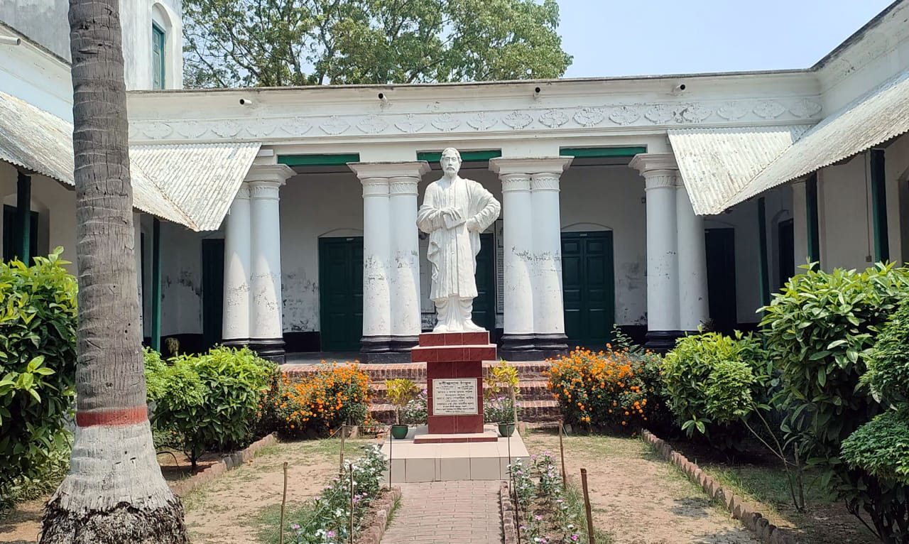 আত্রাইয়ে কবিগুরু রবীন্দ্রনাথের কাচারী বাড়িতে এখন সাজ সাজ রব