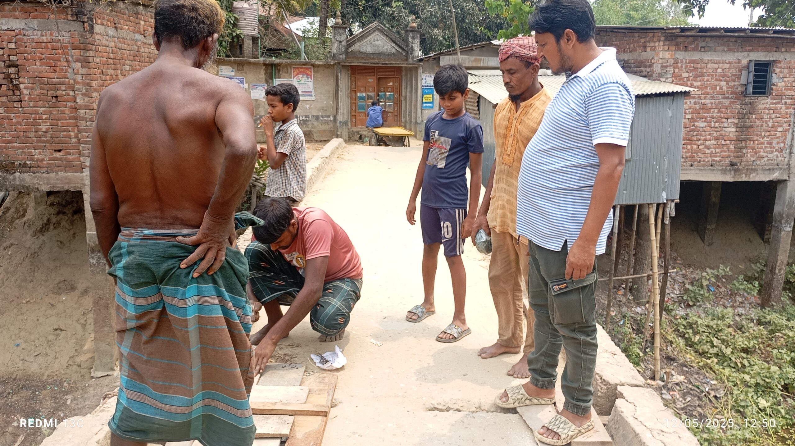 আত্রাইয়ে ঝুঁকিপুর্ণ কালভার্ট পুনঃ নির্মাণ চায় এলাকাবাসী