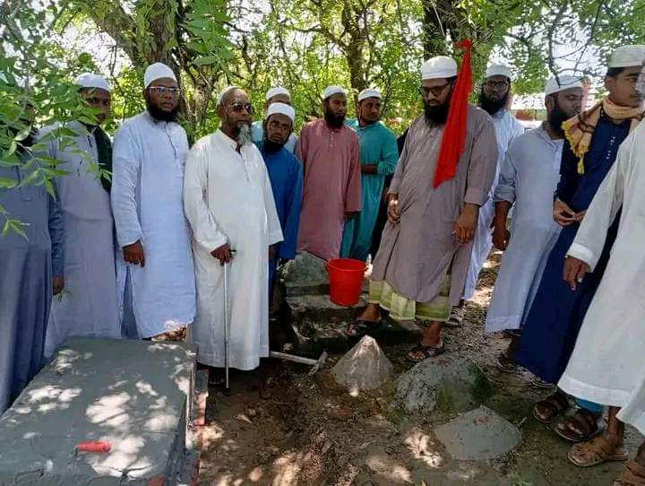 আত্রাইয়ে ওলেমায়ে কেরামের বাঁধার মুখে মাজার নির্মাণ কাজ বন্ধ