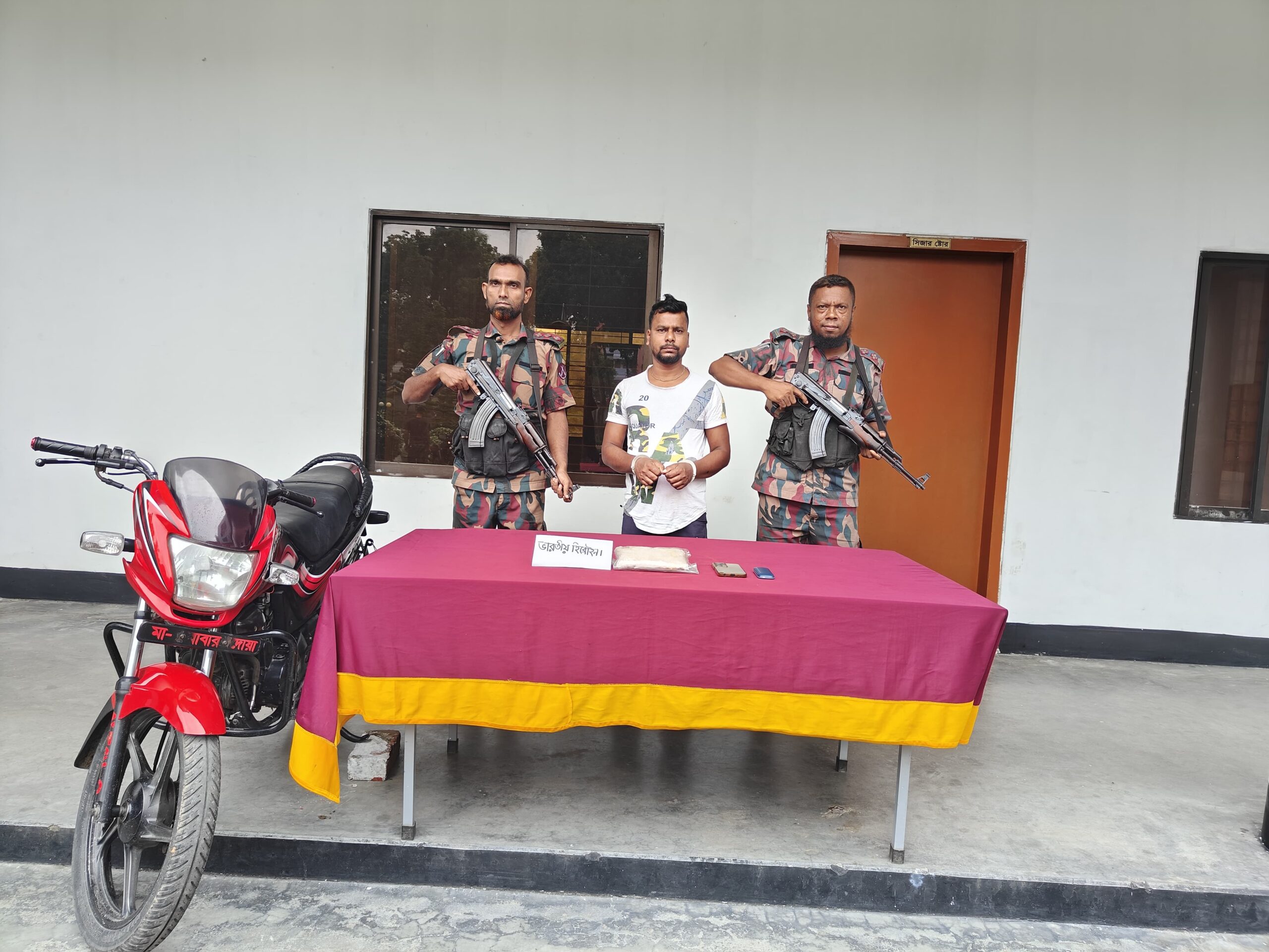 বেনাপোল সীমান্তে ৫০০ গ্রাম হিরোইন সহ ভারতীয় ট্রাক ড্রাইভার আটক।