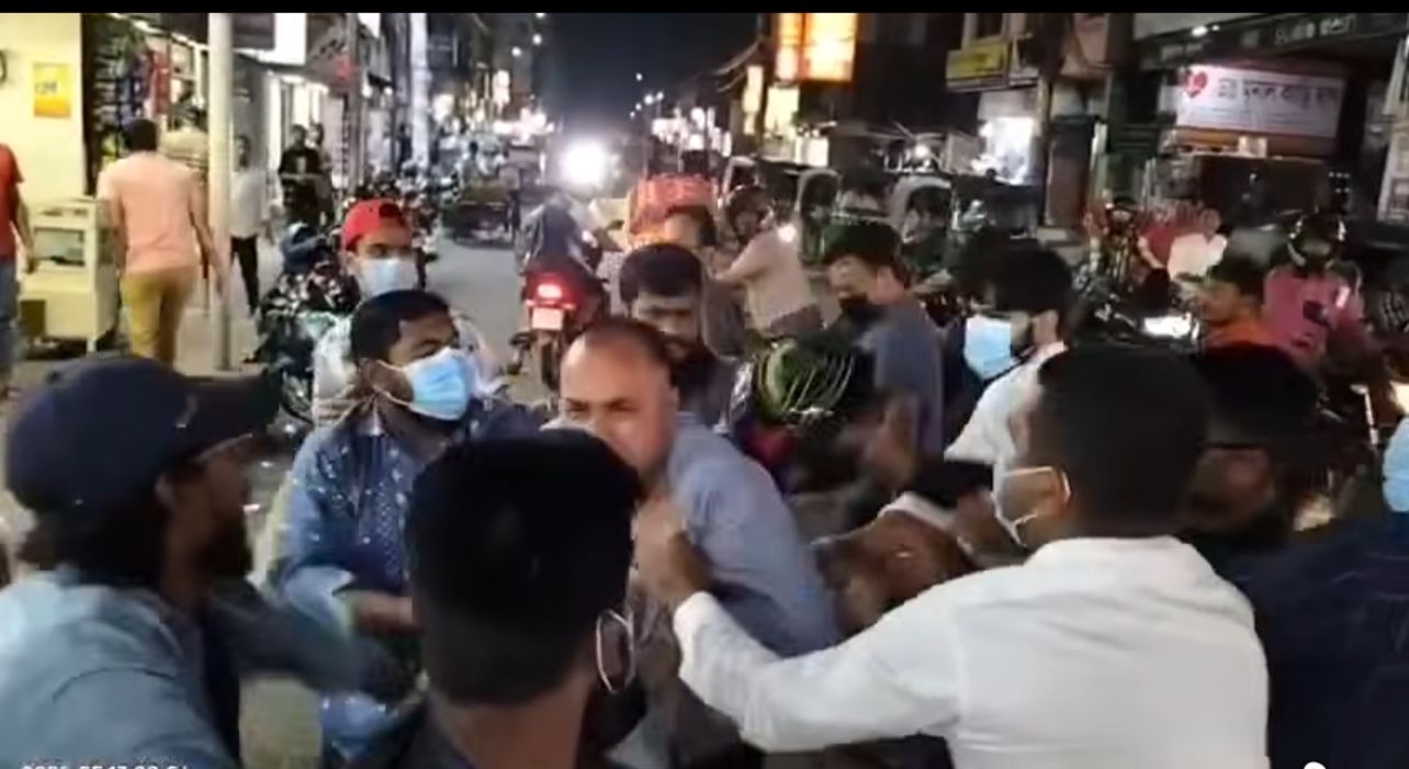 প্রথমে ধোলাই, তারপর সেই নেতাকে পুলিশে দিল ছাত্র-জনতা