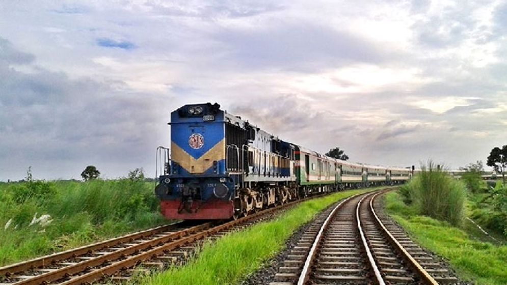 ঈদযাত্রার বিশেষ ট্রেন চলাচল শুরু