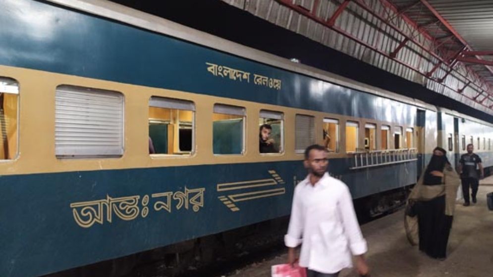 হঠাৎ বিকল মেঘনা ট্রেনের ইঞ্জিন, আটকা শত শত যাত্রী
