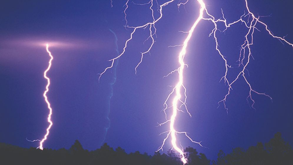 বজ্রপাতে নিরাপদ নয় ছাতা-রাবারের জুতা
