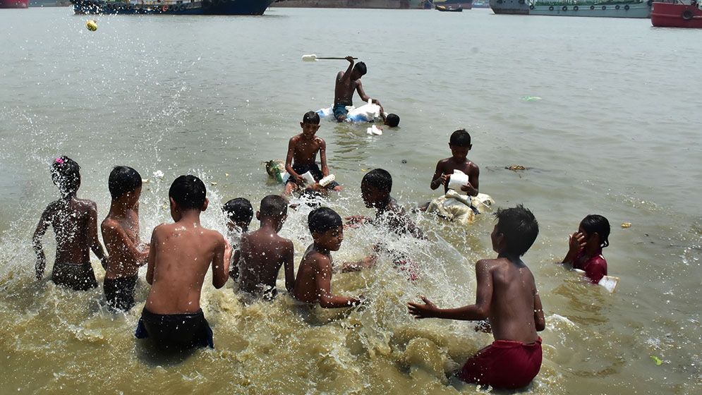 তীব্র গরমে অতীষ্ঠ জনজীবন