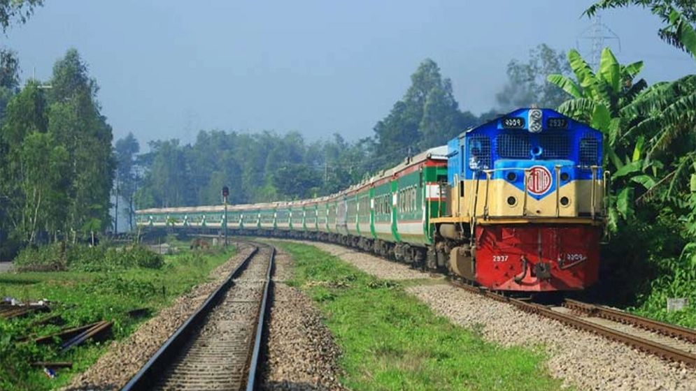 চলন্ত ট্রেনে পাথর নিক্ষেপ, রাবি ছাত্র আহত