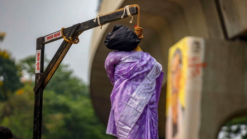 ‘নারীমূর্তি জুতাপেটা ভয়ংকর বার্তা দিচ্ছে’— শ্রমজীবী নারী মৈত্রী