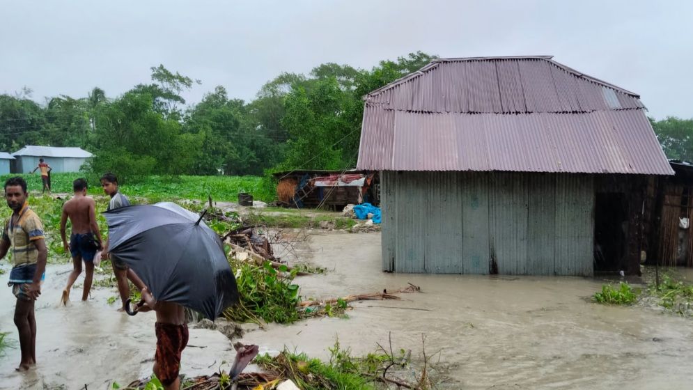 ঝড়ো হাওয়া ও জলোচ্ছ্বাসে দূর্ভোগে উপকূলের লাখো মানুষ