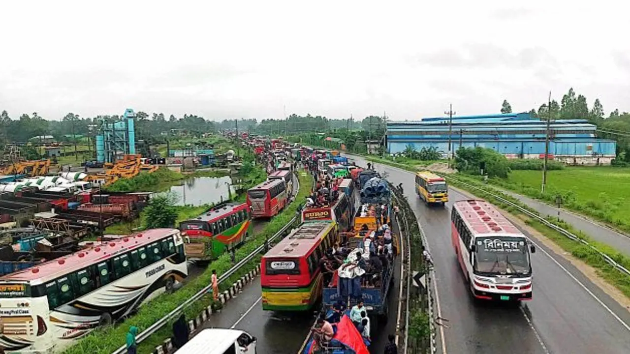 উত্তরের পথে যানজট আর ডাকাতির শঙ্কা