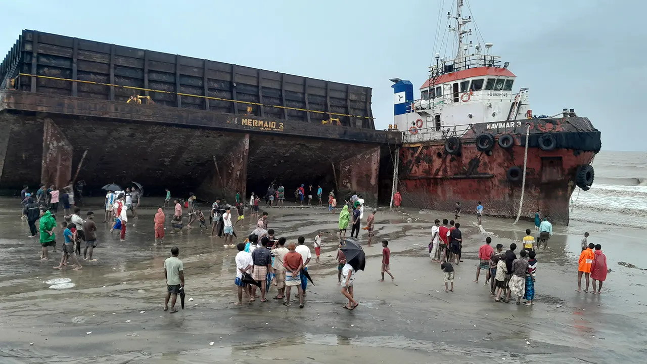 উত্তাল সাগর, উপকূলে আটকে গেল জাহাজ