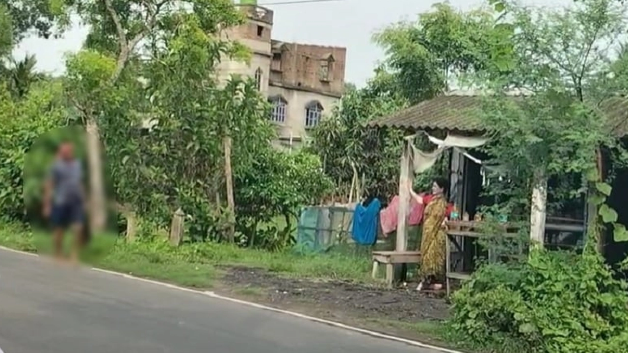 ভাবির কাটা মাথা নিয়ে হাঁটছেন দেবর