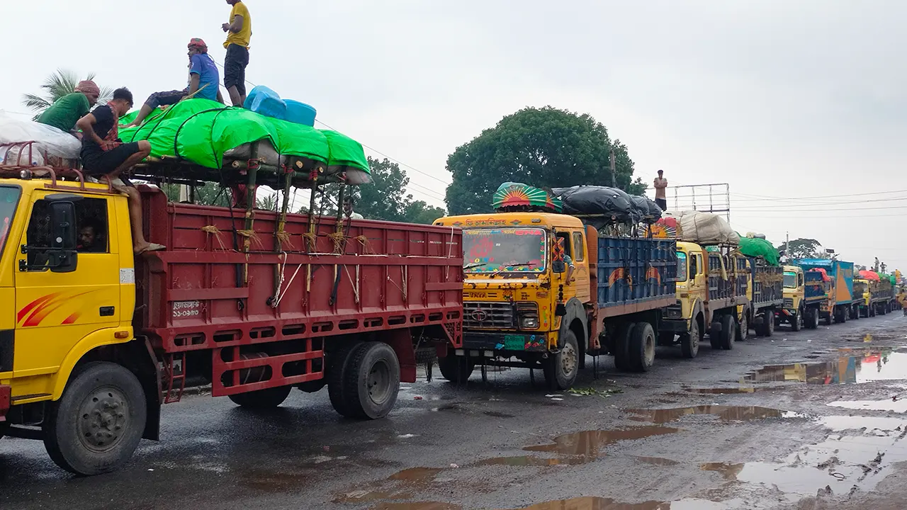 ফেরি চলাচল বন্ধ, ২ কিমি এলাকায় যানবাহনের সারি