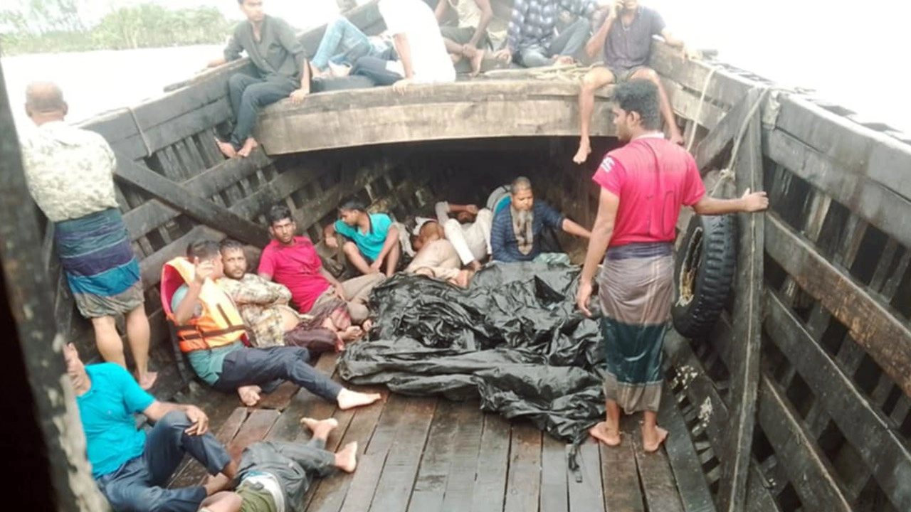 মেঘনায় ৩৯ যাত্রী নিয়ে ডুবে গেল ট্রলার