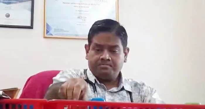 কুষ্টিয়ায় সরকারি অফিস টাইম ফাঁকি দিয়ে ঘন্টার পর ঘন্টা নিজ ক্লিনিকে রোগী দেখেন আরএমও হোসেন ইমাম